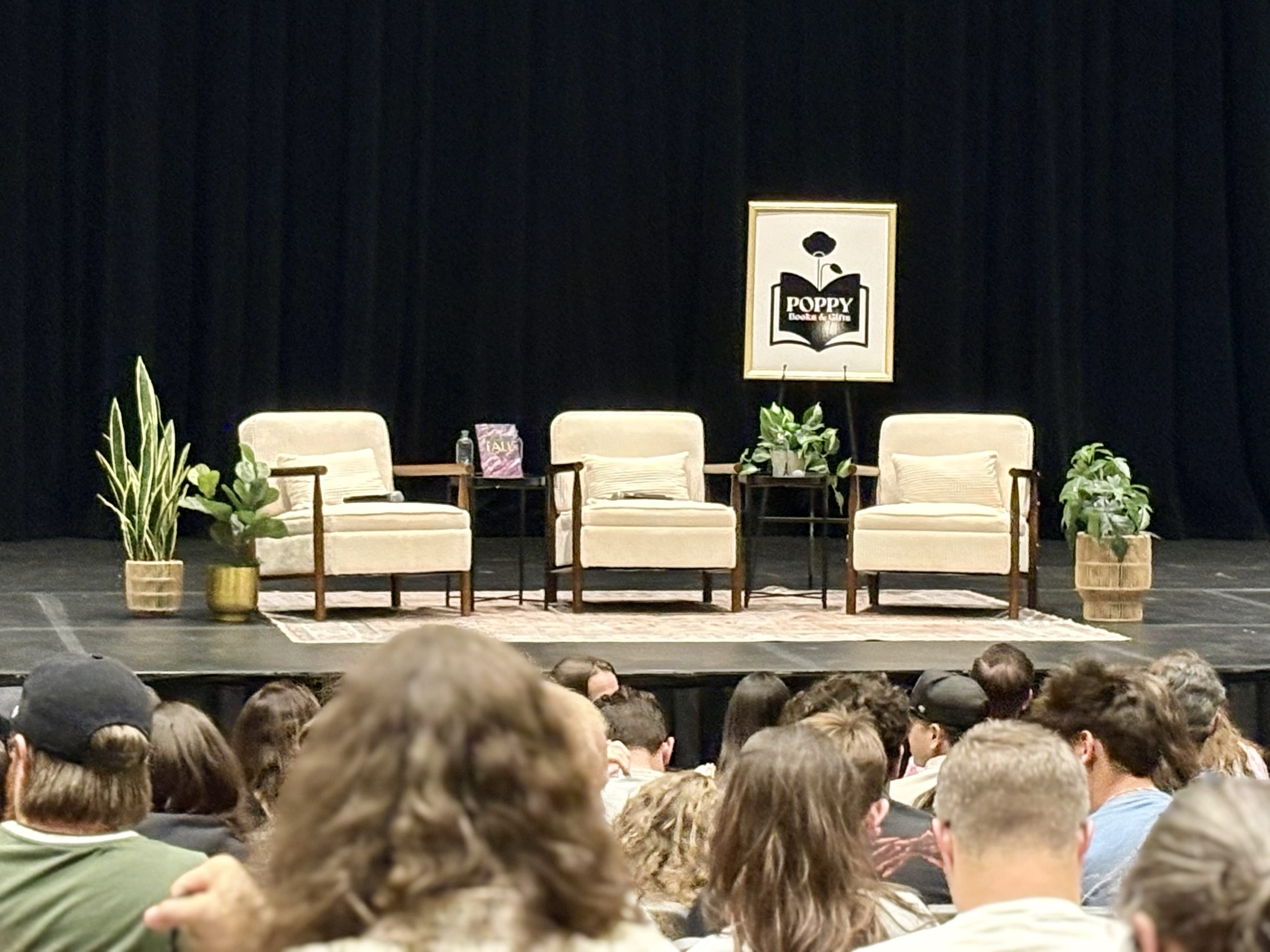 3 Generations of Authors Walk into a Bookstore – Sanderson, Hobb, and Cahill Celebrated in an Interview